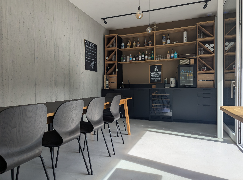 schwarze Bar mit Betonwänden