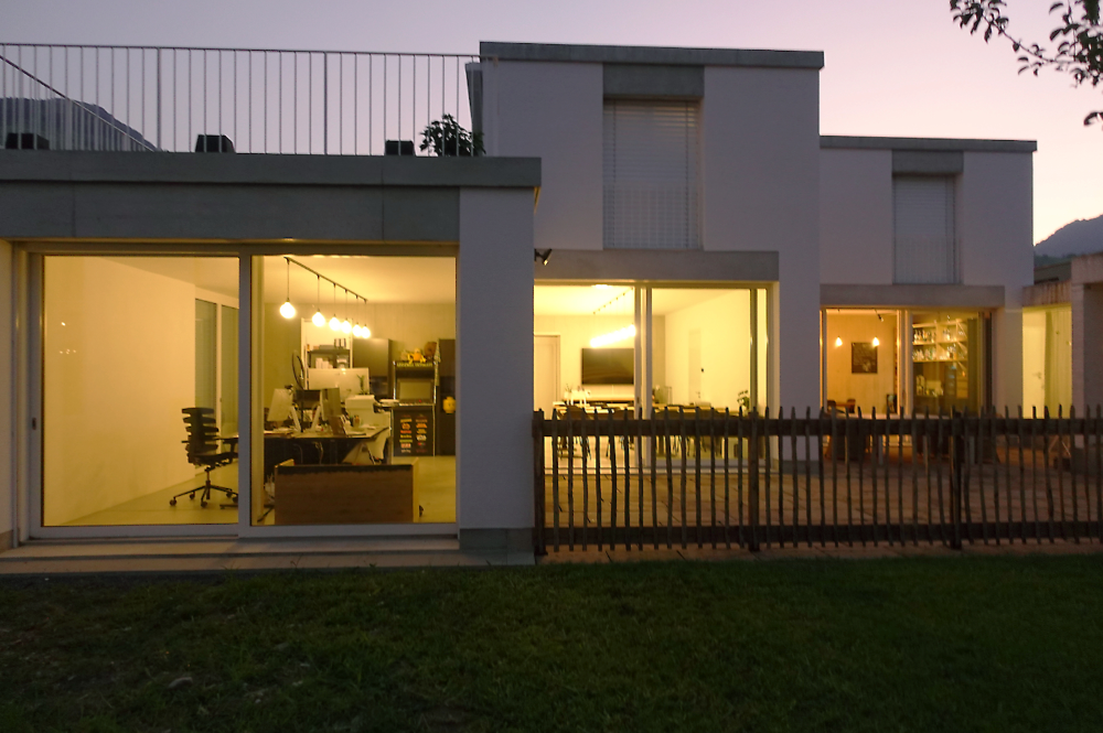 nächtliche Szene eines modernen Gebäudes